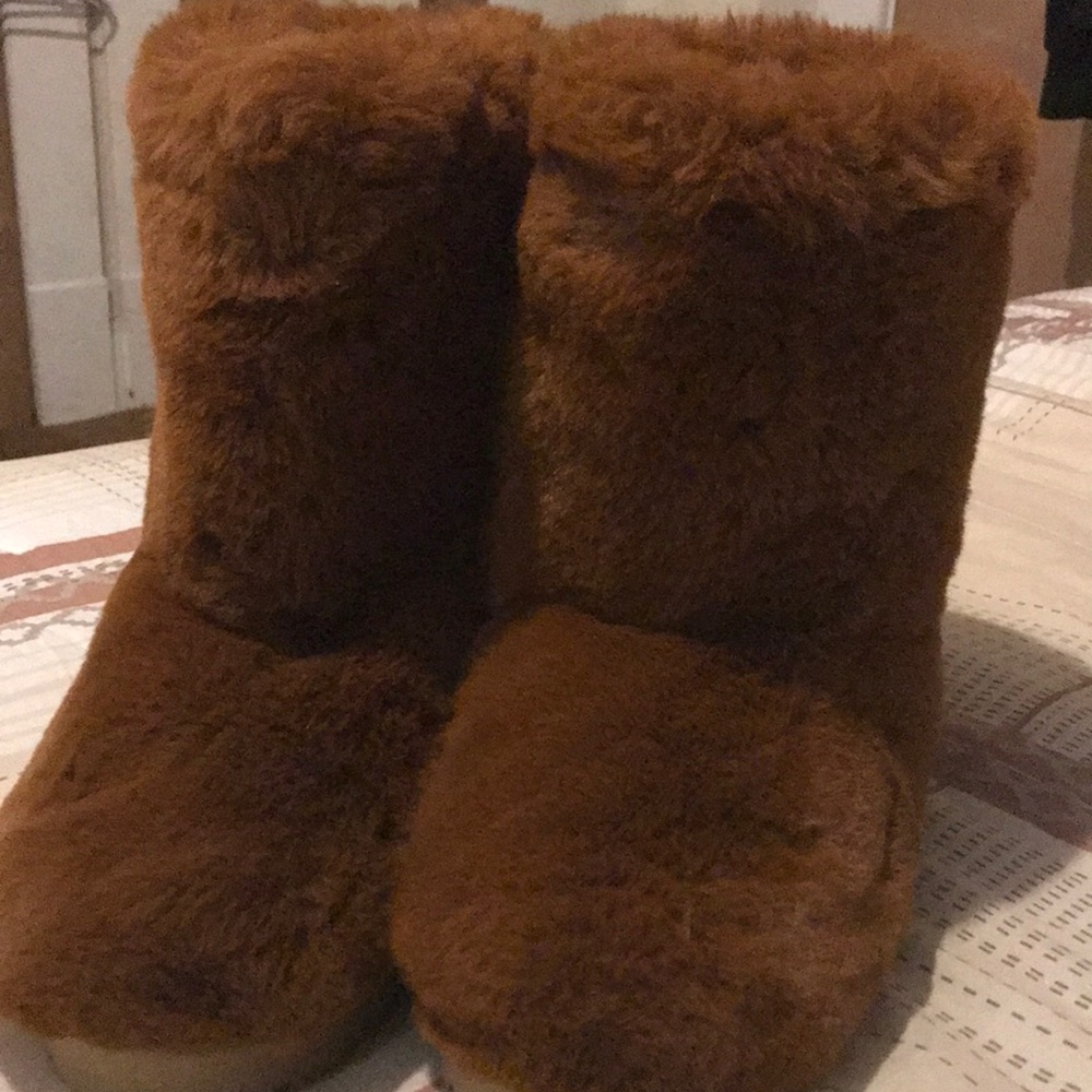 Size-7 type- fur boots color-brown brand/yoki condition-extremely good